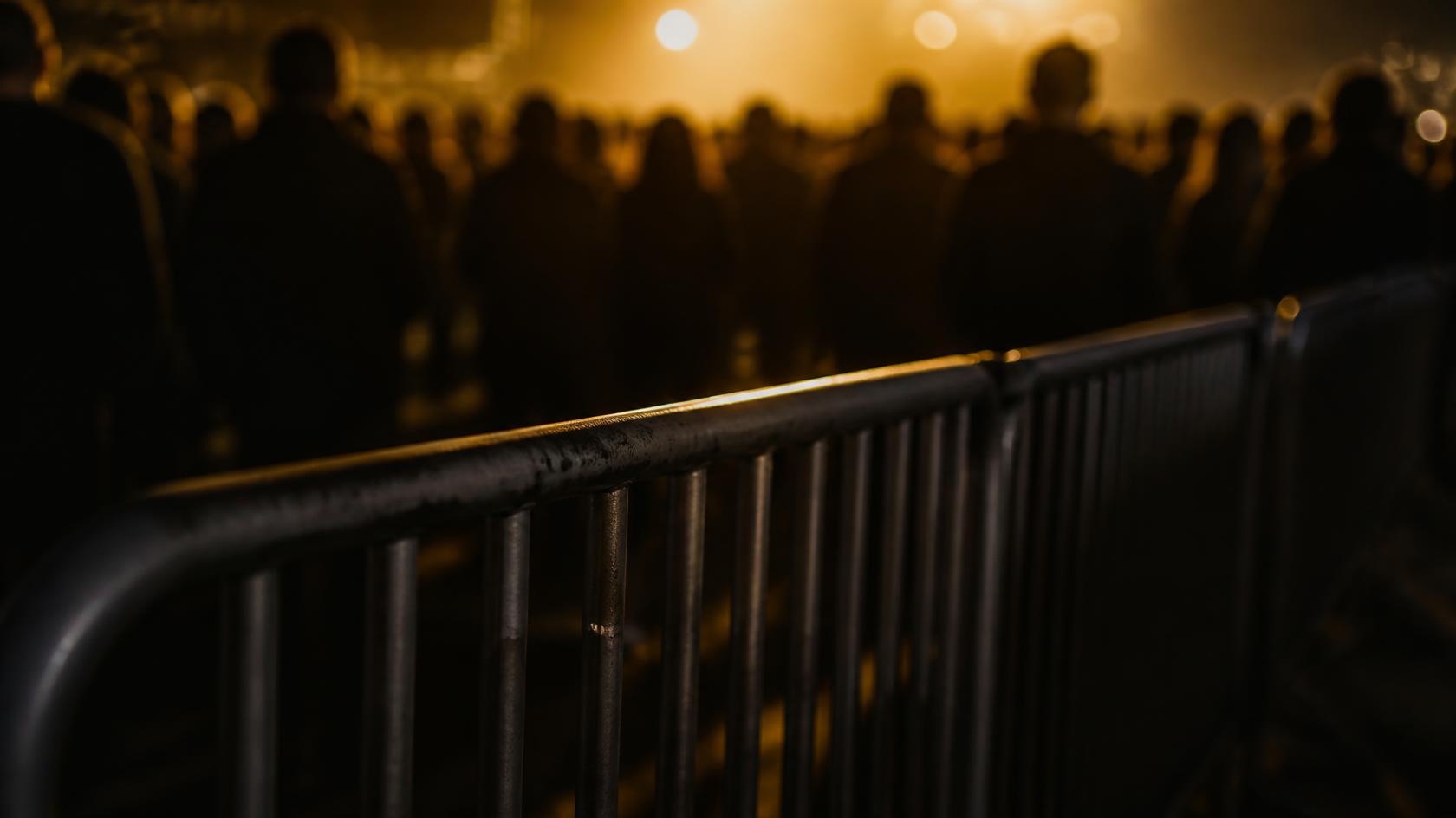 Barrière de sécurité lors d'un événement, la nuit